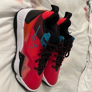 Is this sneaker practically new? Number 6.5